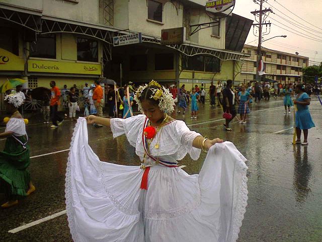 Ni�a Desfilando con su Pollera Paname�a