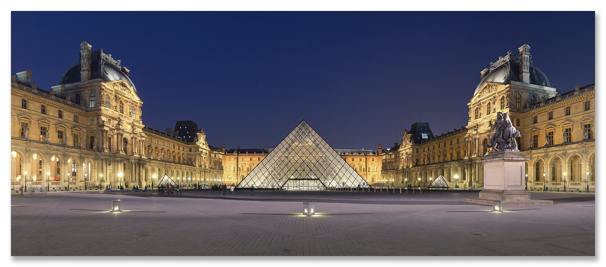El Museo del Louvre y su pirámide | Foto: Internet